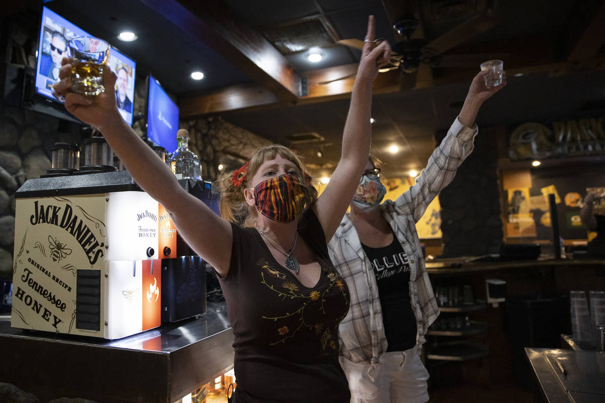 Bartenders Teah Heath, left, and Dawn Smith announce last call at Jackson’s Bar & Grill on Fr ...