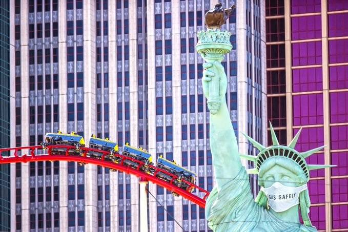 The New York-New York Statue of Liberty on the Las Vegas Strip is sporting a face mask. (Benjam ...