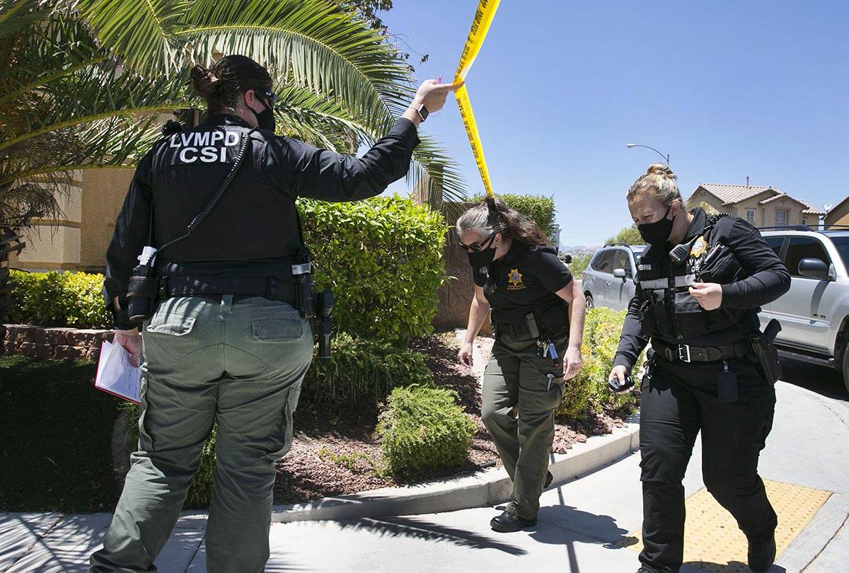 A Las Vegas police crime scene investigation officers arrive to investigate a homicide in the 8 ...