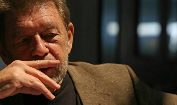 In this June 5, 2007 file photo, Pete Hamill responds during an interview at the Skylight Diner ...