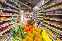 Grocery cart in supermarket (Getty Images)