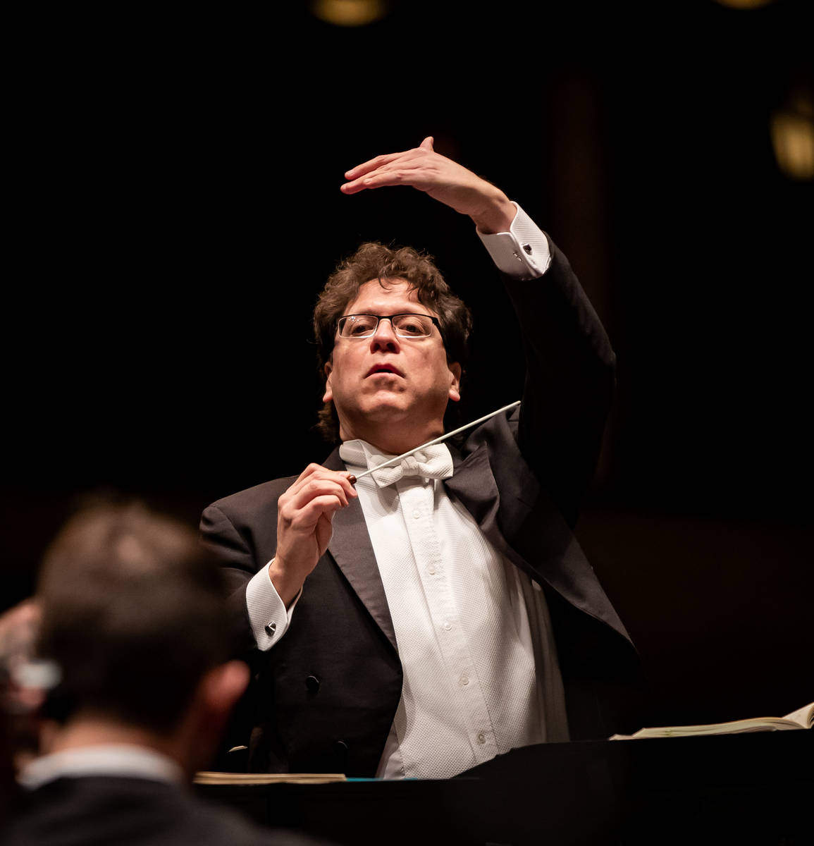 Donato Cabrera conducts the Las Vegas Philharmonic. (Erik Kabik Photography/erikkabik.com)