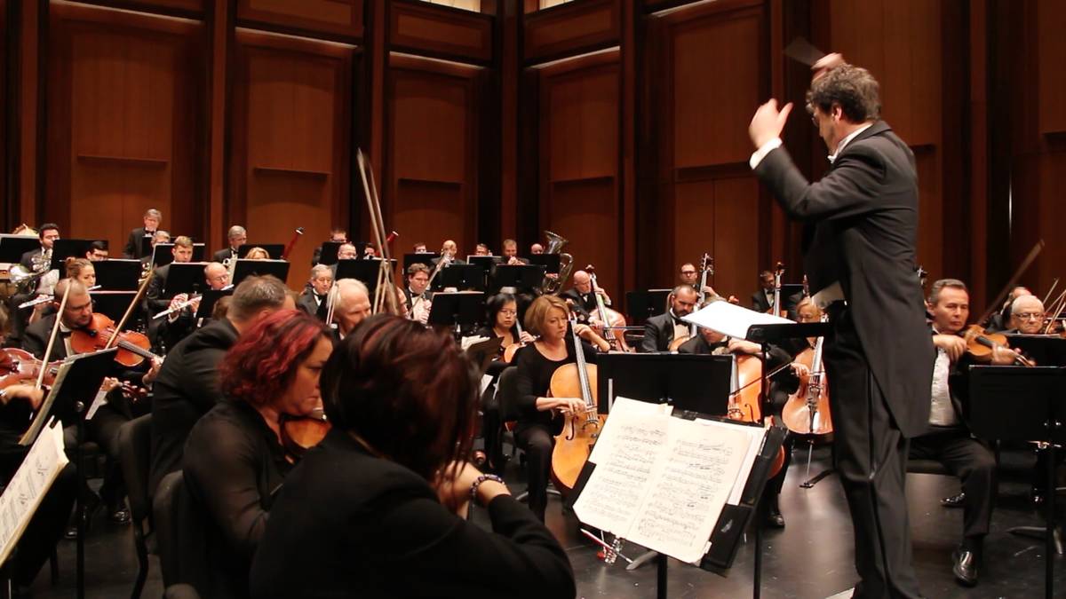 Donato Cabrera conducts the Las Vegas Philharmonic. (Las Vegas Philharmonic)