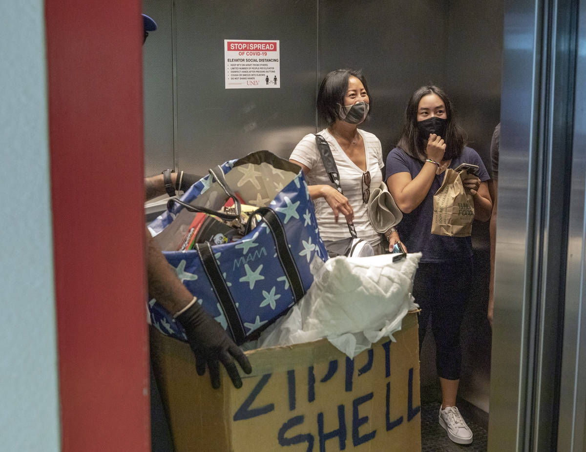 Sonia Louissaint, left, and UNLV freshman Lia Cheung, 18, of Miami, moves CheungÕs things ...