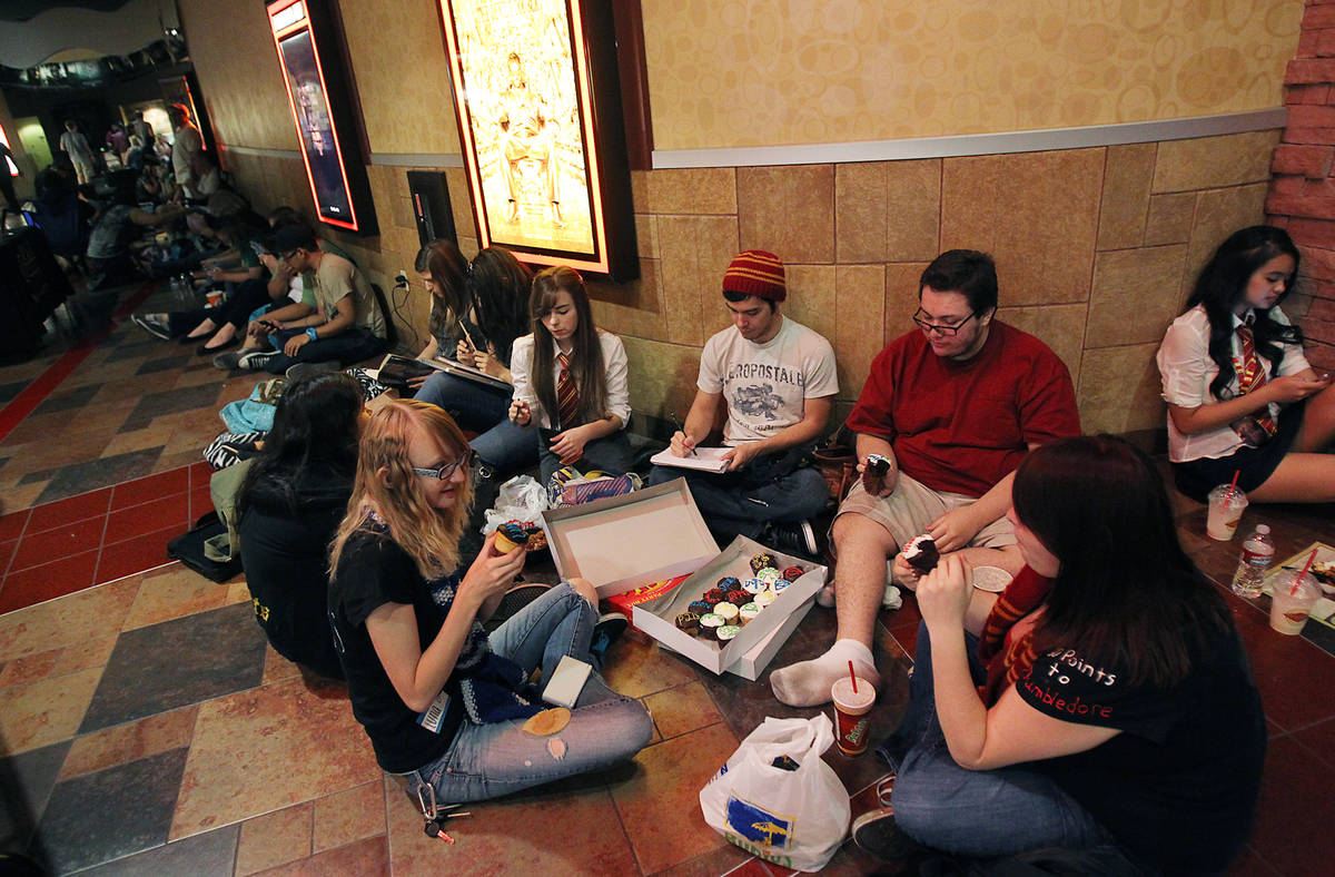 RJ FILE*** JASON BEAN/LAS VEGAS REVIEW-JOURNAL A group of friends share cupcakes and card gam ...