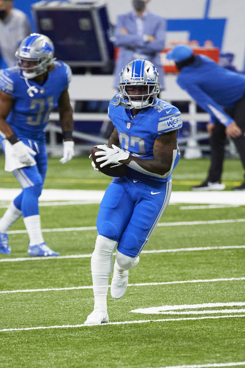 Detroit Lions running back D'Andre Swift (32) warms up against Chicago Bears during an NFL foot ...