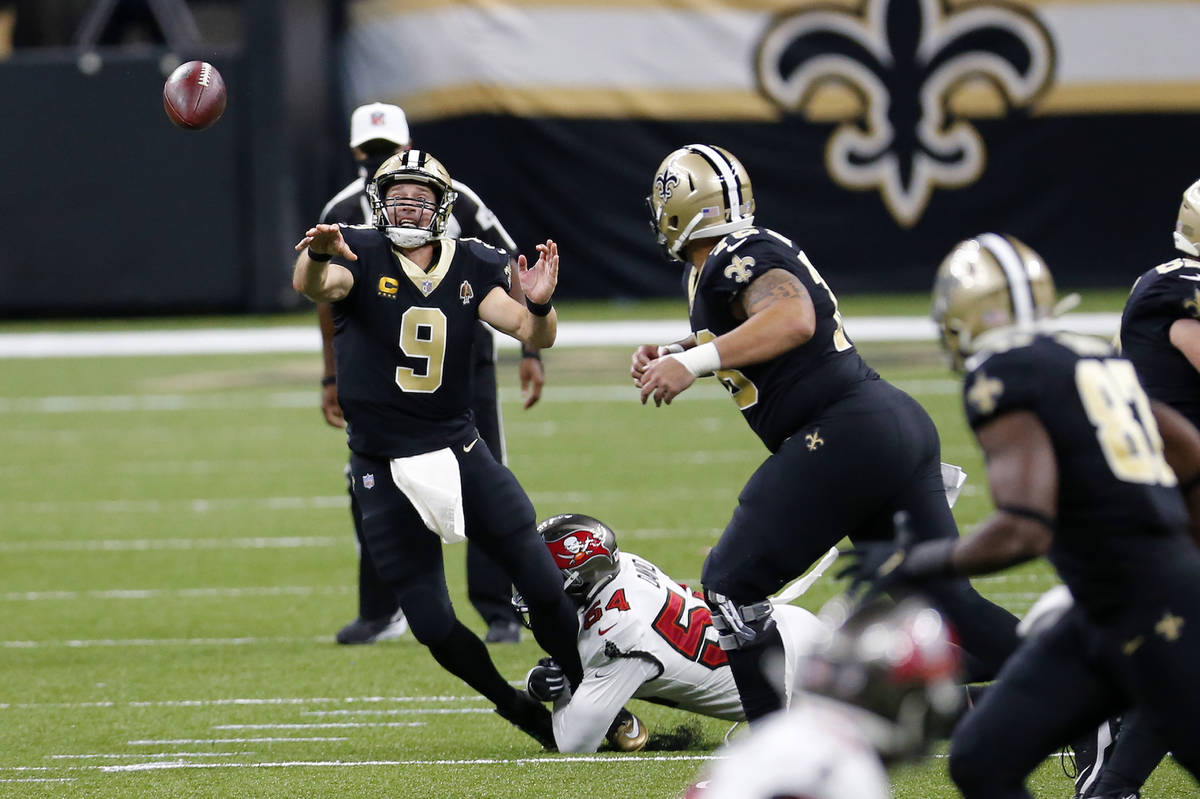 New Orleans Saints quarterback Drew Brees (9) passes under pressure from Tampa Bay Buccaneers o ...