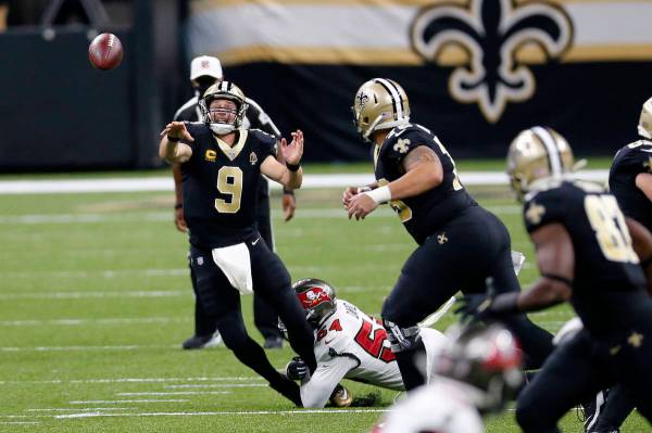 New Orleans Saints quarterback Drew Brees (9) passes under pressure from Tampa Bay Buccaneers o ...
