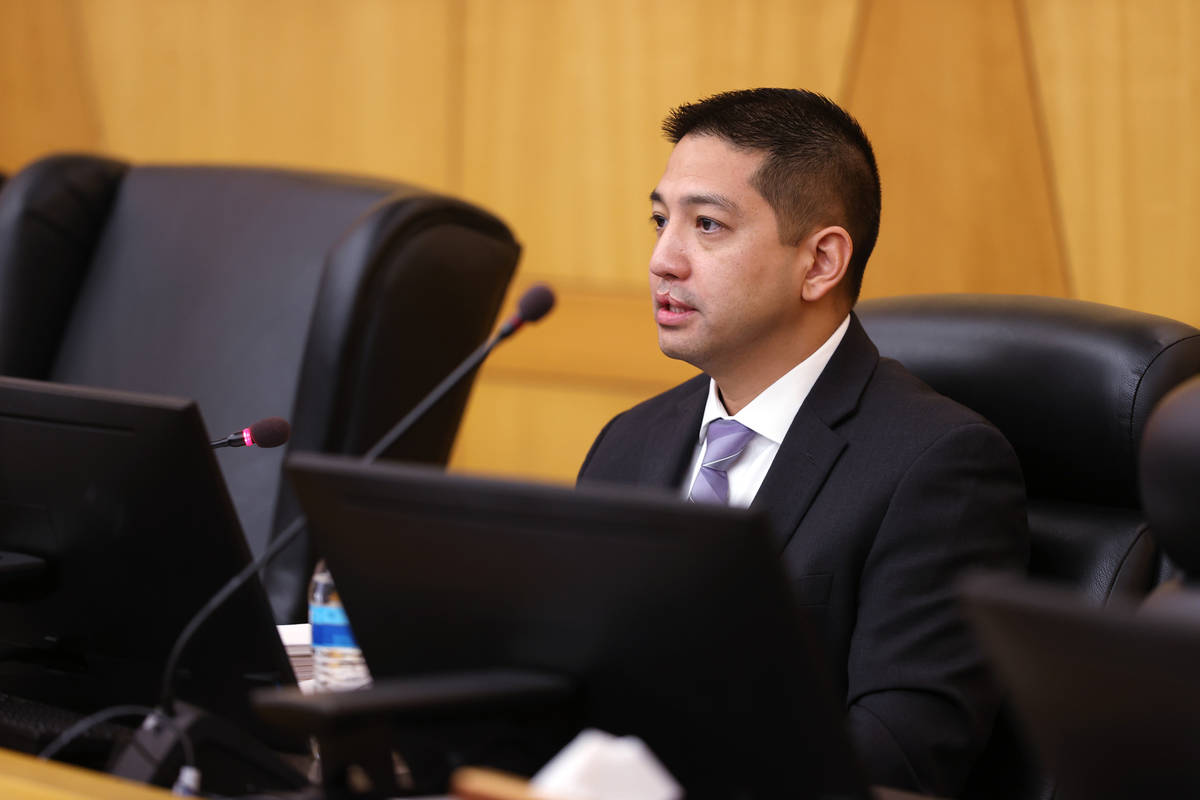 Las Vegas police Det. Scott Mendoza testifies during a fact-finding review at the Clark County ...