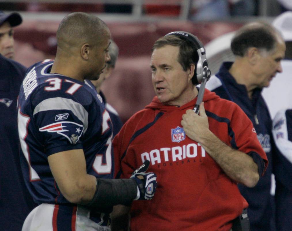 New England Patriots head coach Bill Belichick talks with Rodney Harrison during the third quar ...