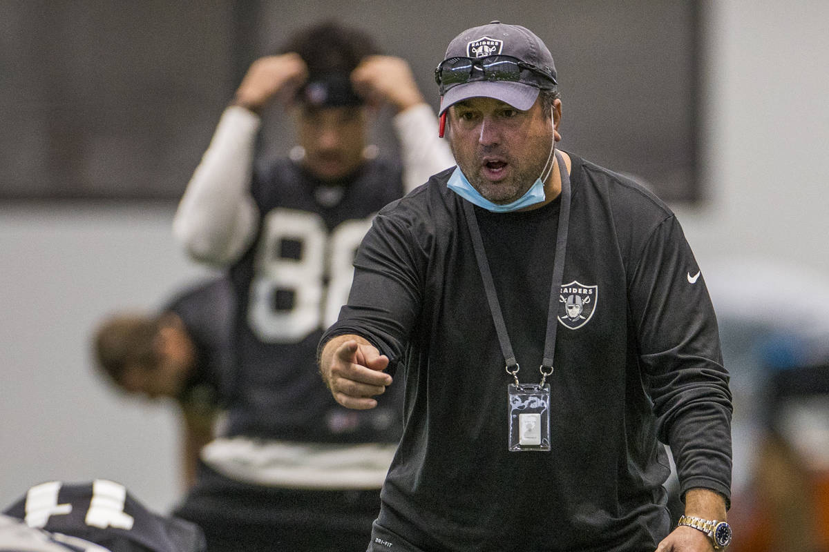 Las Vegas Raiders defensive coordinator Paul Guenther instructs a player during warm ups at the ...