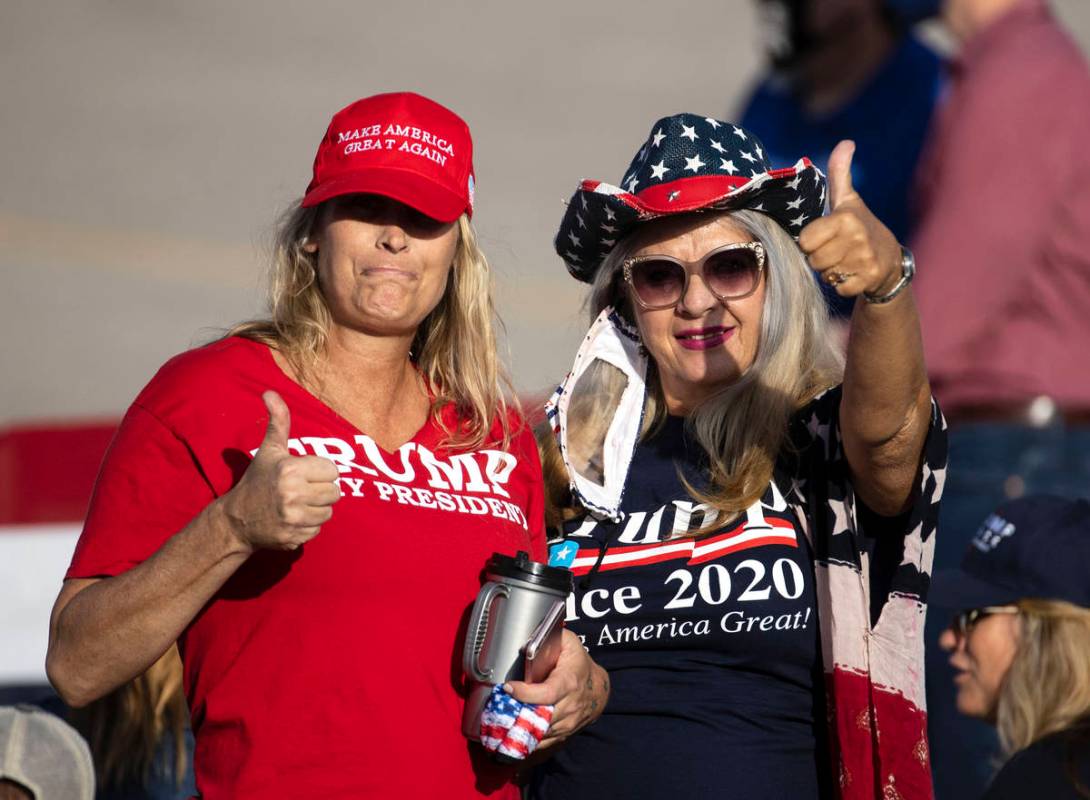 Donnett Lewis, left, and Rosa Hall, both of Boulder City, flash a thumbs up as they wait for Vi ...