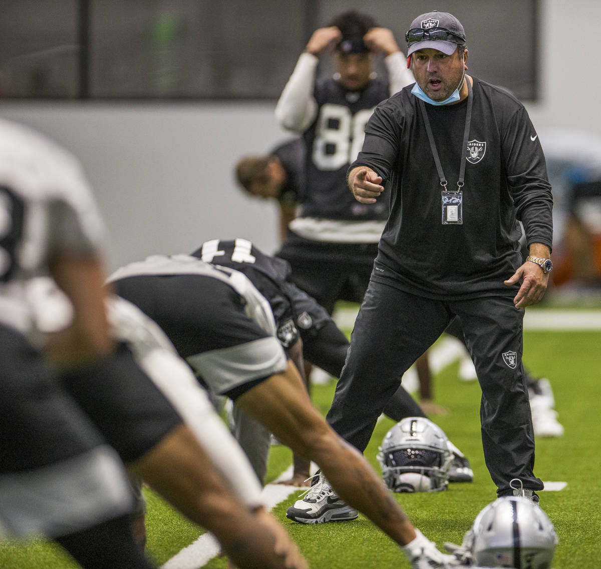 Las Vegas Raiders defensive coordinator Paul Guenther instructs a player during warm ups at the ...