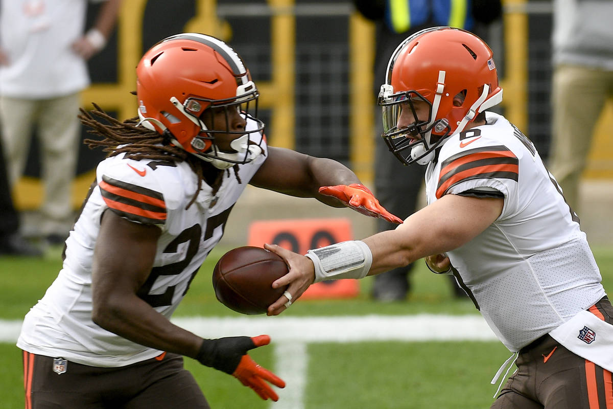 Cleveland Browns quarterback Baker Mayfield (6) hands off to running back Kareem Hunt (27) duri ...