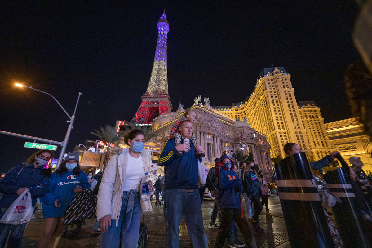 Tourists walk down Las Vegas Blvd., on the Strip, Friday, Nov. 27, 2020, in Las Vegas. (Elizabe ...