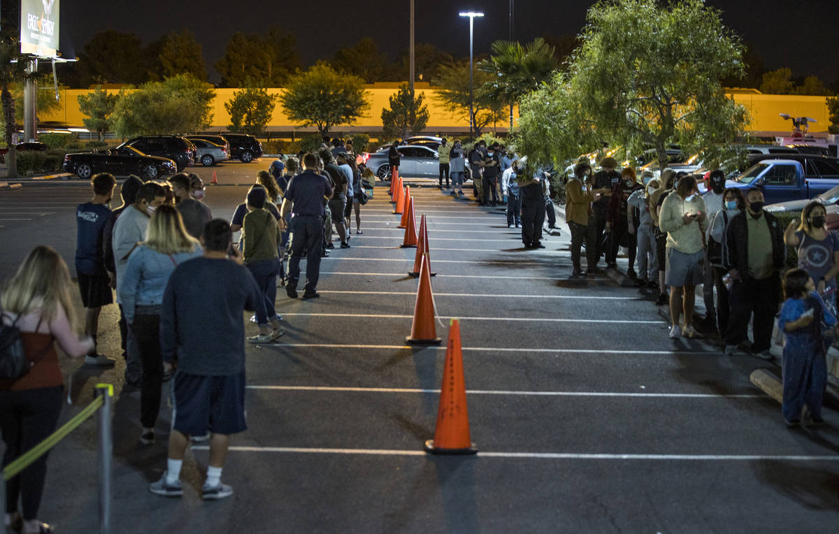 Voters loop around the parking lot late as they await entrance at the LVAC Rainbow voter center ...