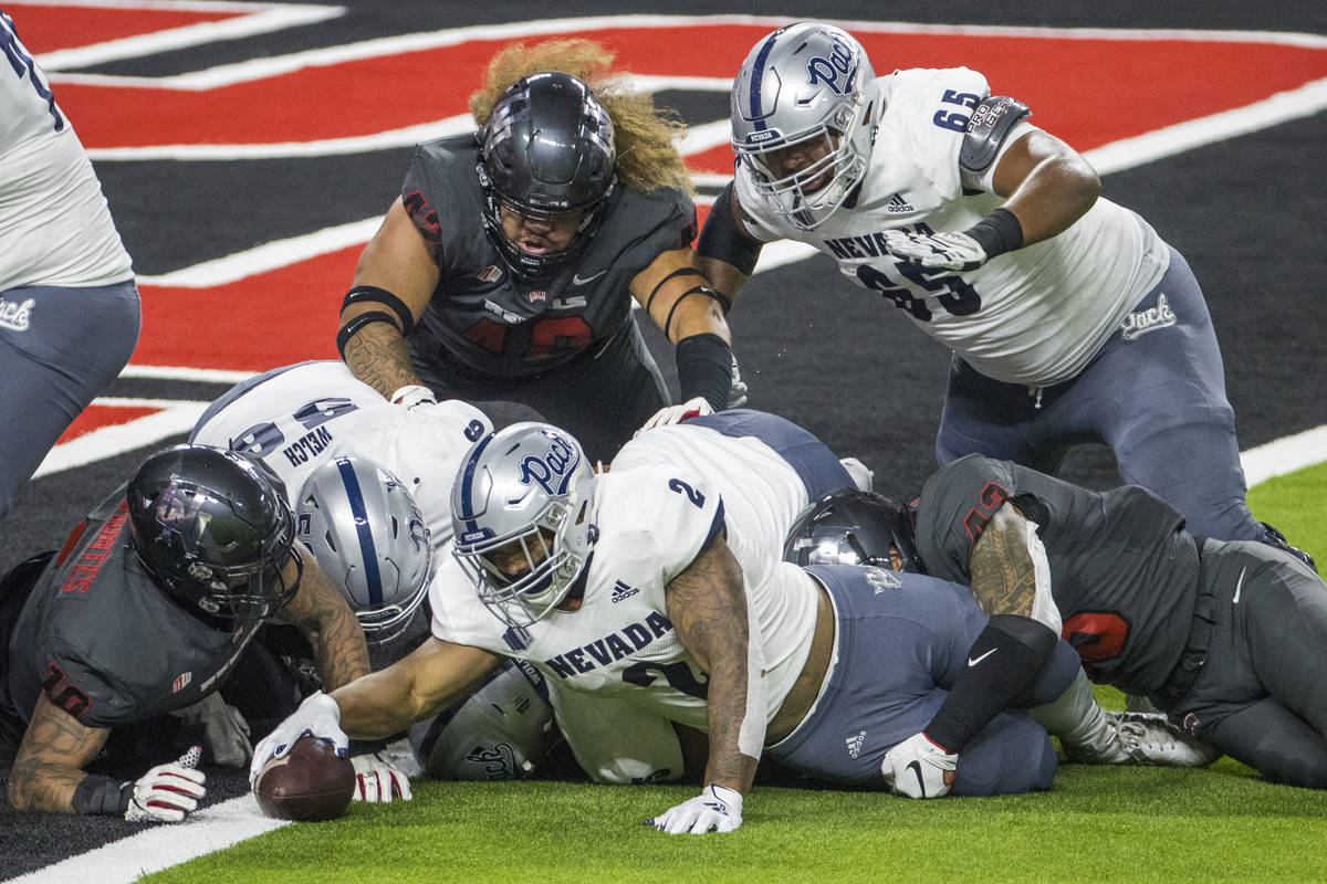 Nevada Wolf Pack running back Devonte Lee (2) dives to reach the ball across the touchdown line ...