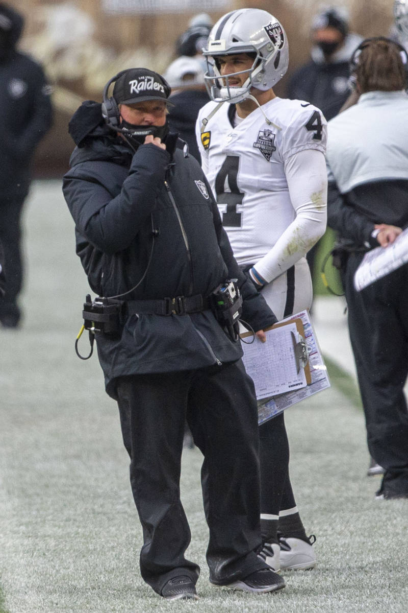 Las Vegas Raiders head coach Jon Gruden and quarterback Derek Carr (4) wait on the sideline as ...