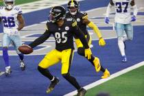Pittsburgh Steelers tight end Eric Ebron (85) scores a touchdown against the Dallas Cowboys in ...