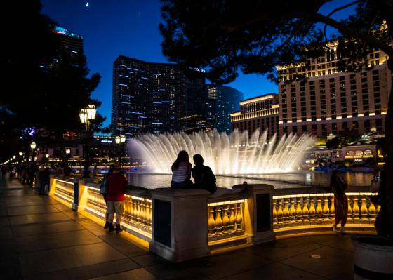 People watch the Bellagio fountain show on the Las Vegas Strip Thursday, Nov. 19, 2020. (Chase ...