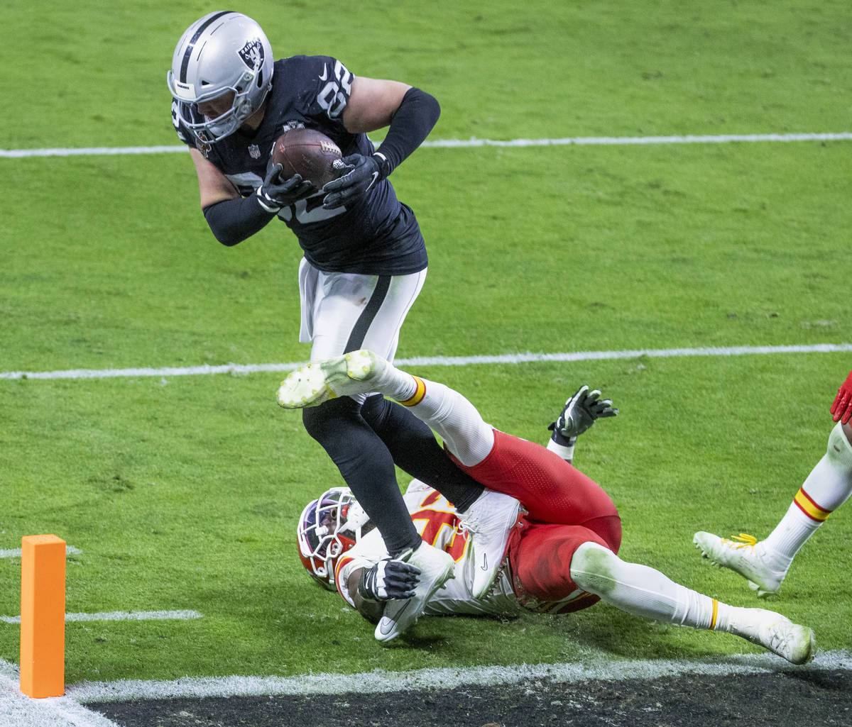 Las Vegas Raiders tight end Jason Witten (82) catches and scores over the top of Kansas City Ch ...