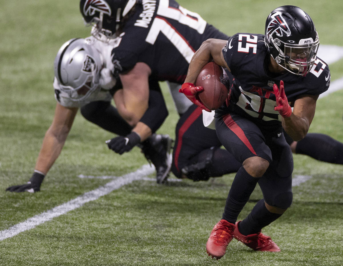 Atlanta Falcons running back Ito Smith (25) rushes up field in the third quarter during an NFL ...