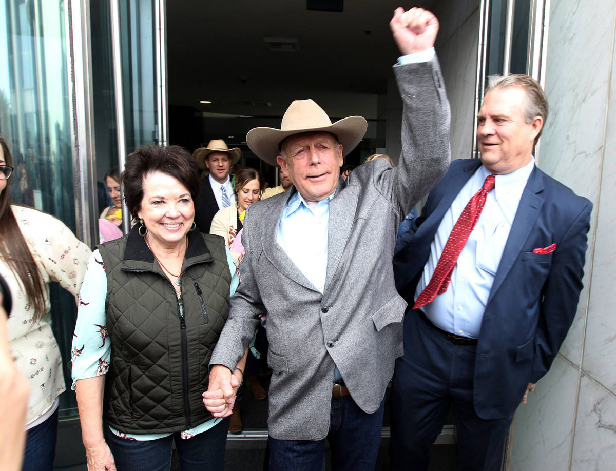 Cliven Bundy, center, walks out of Lloyd George U.S. Courthouse in Las Vegas with his attorney, ...