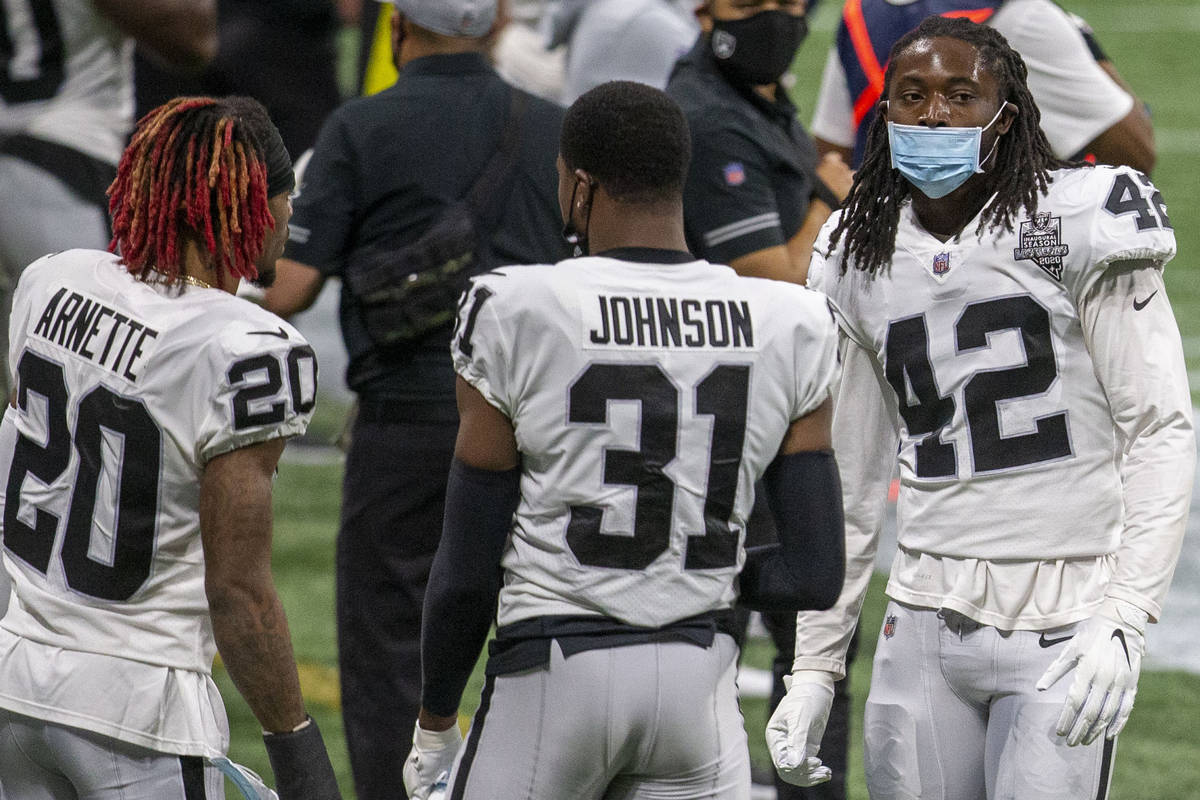 Las Vegas Raiders outside linebacker Cory Littleton (42) wears a mask on the sideline near corn ...