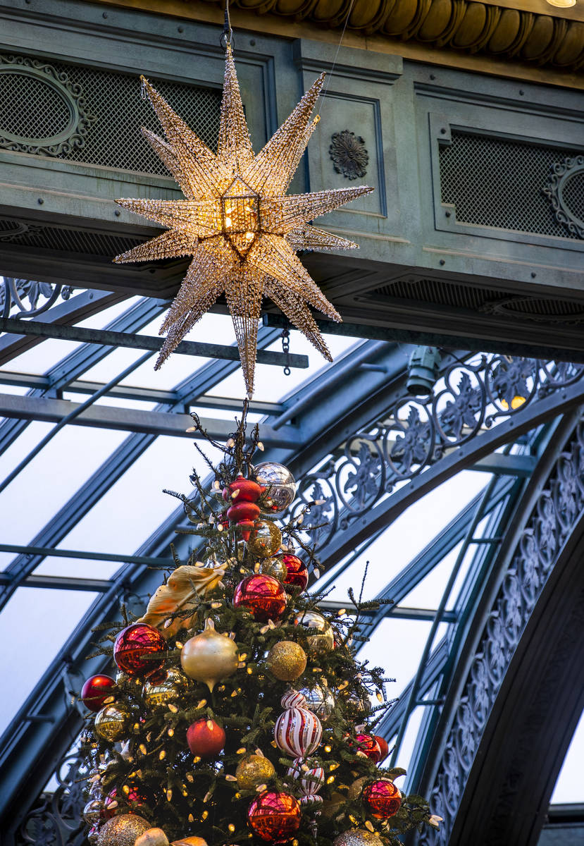 The Christmas tree features a new topper star created with 14K Swarovski crystals about the new ...