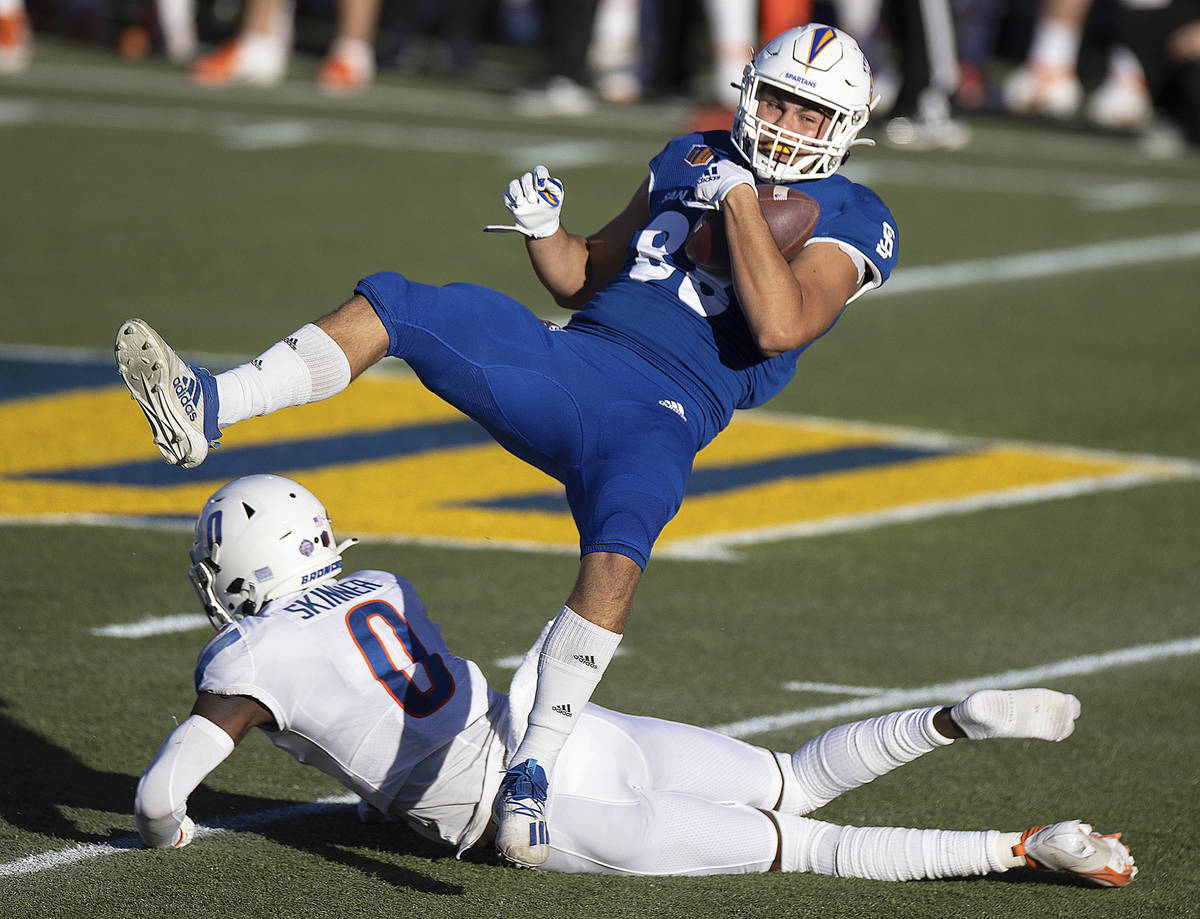 San Jose State Spartans tight end Sam Olson (88) makes a reception over Boise State Broncos saf ...