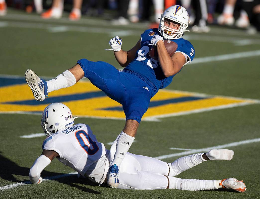 San Jose State Spartans tight end Sam Olson (88) makes a reception over Boise State Broncos saf ...