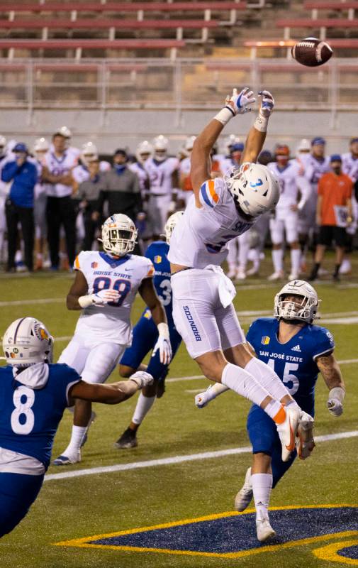 Boise State Broncos tight end Riley Smith (3) tries to make a catch over San Jose State Spartan ...
