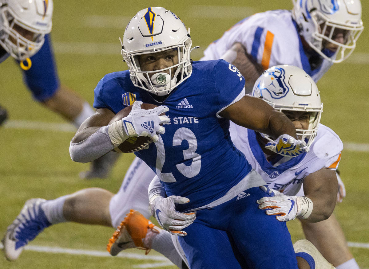 Jose State Spartans running back Tyler Nevens (23) breaks free from Boise State Broncos linebac ...