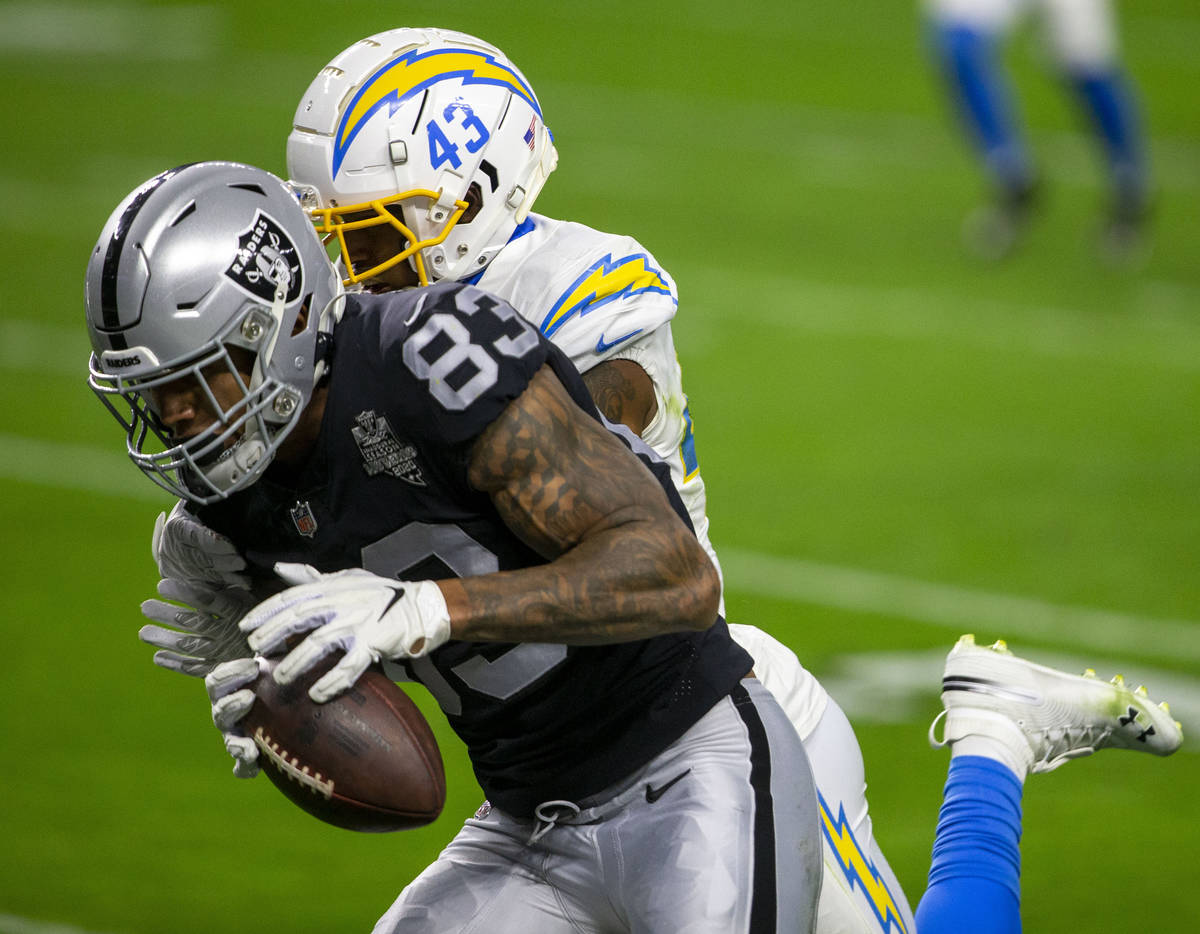 Raiders tight end Darren Waller (83) catches a touchdown pass as Los Angeles Chargers cornerbac ...
