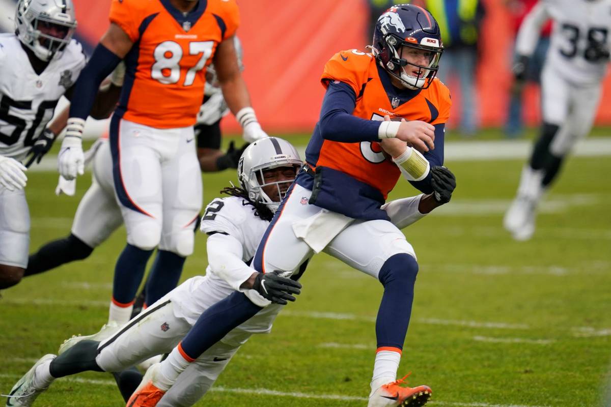 Las Vegas Raiders outside linebacker Cory Littleton (42) tries to tackles Denver Broncos quarte ...