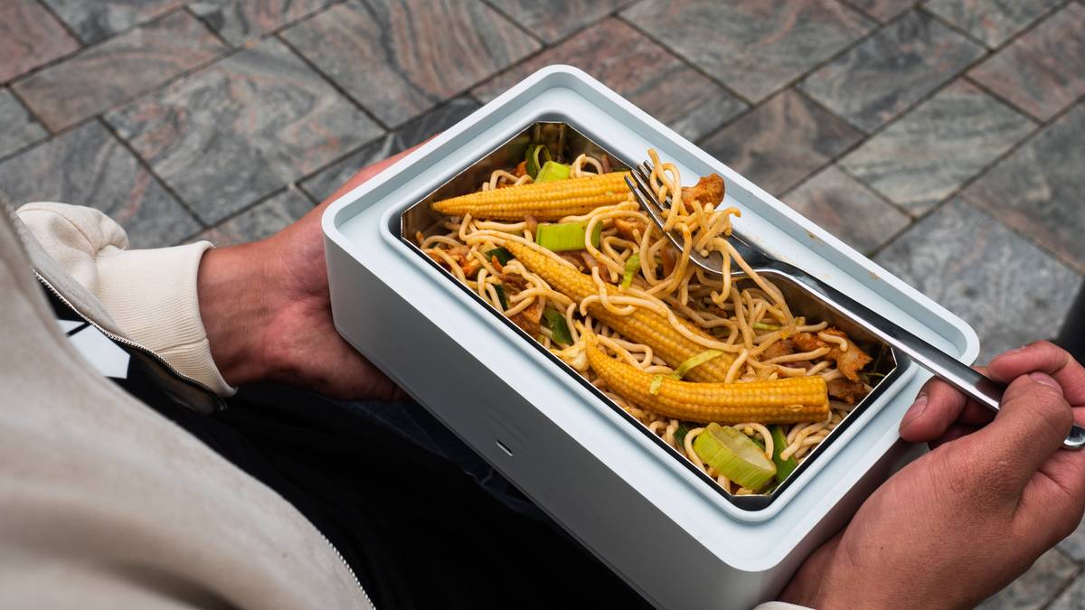 HeatBox has a separate chamber for food and one for water, which steams the food so users can h ...
