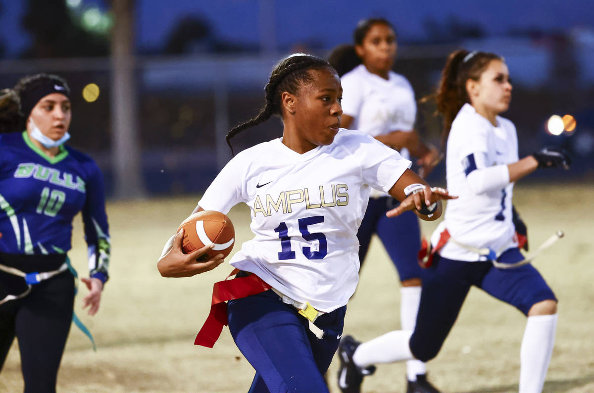 Amplus Academy's Tiani Moore (15) runs the ball against SLAM! Nevada during a flag football gam ...
