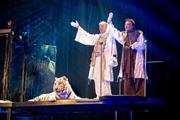 Siegfried Fischbacher, left, and Roy Horn take a final bow with their tiger Montecore after giv ...