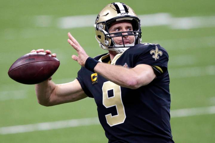 New Orleans Saints quarterback Drew Brees (9) warms up before an NFL wild-card playoff football ...