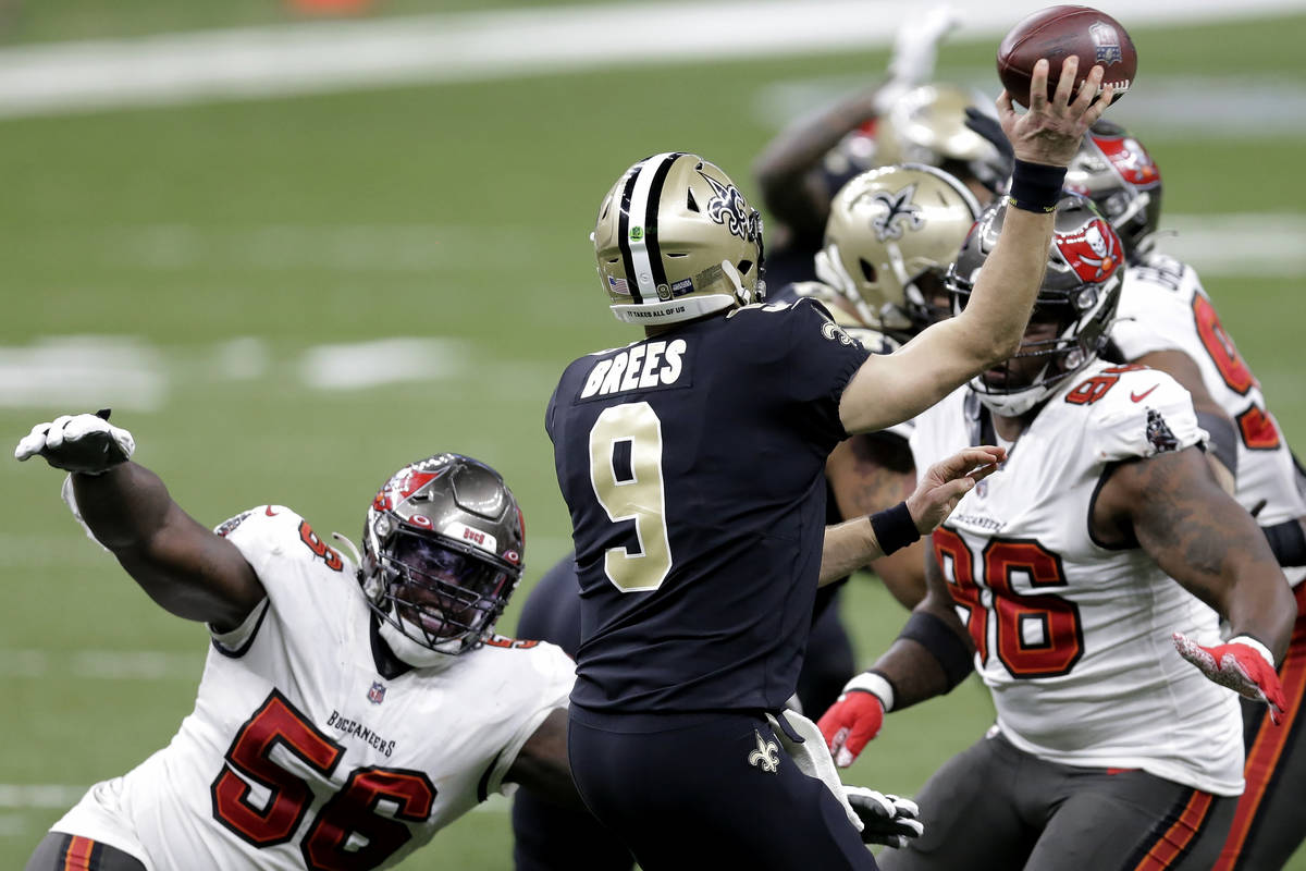 New Orleans Saints quarterback Drew Brees (9) works under pressure from Tampa Bay Buccaneers de ...