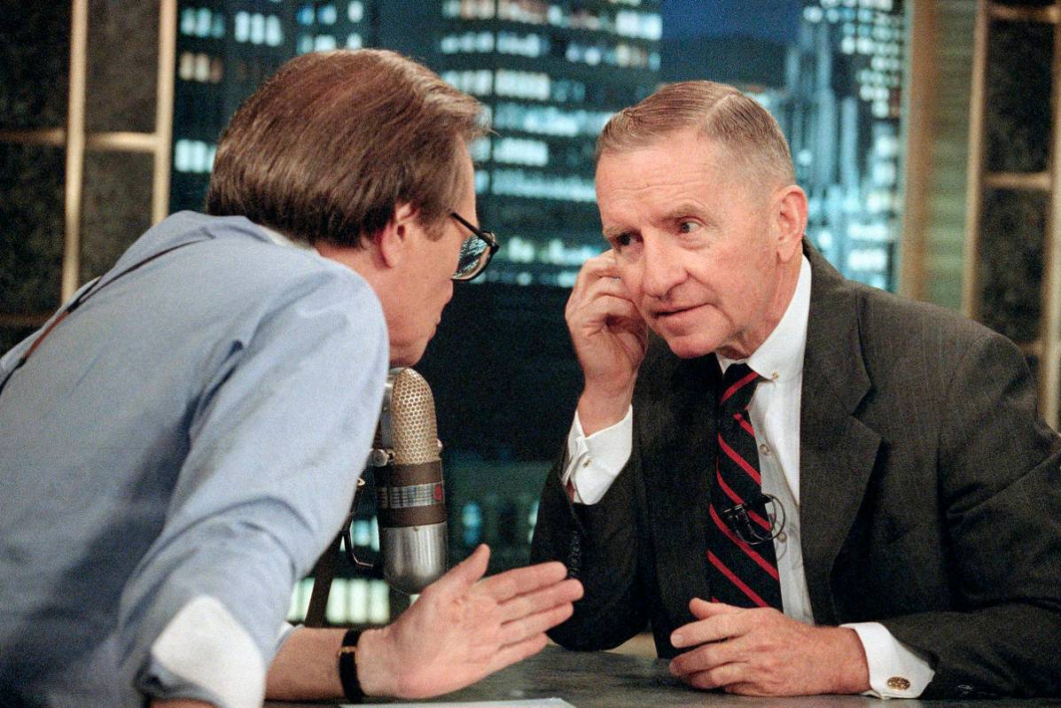 FILE - In this July 18, 1992 file photo, Larry King, left, talks with Texas billionaire Ross Pe ...
