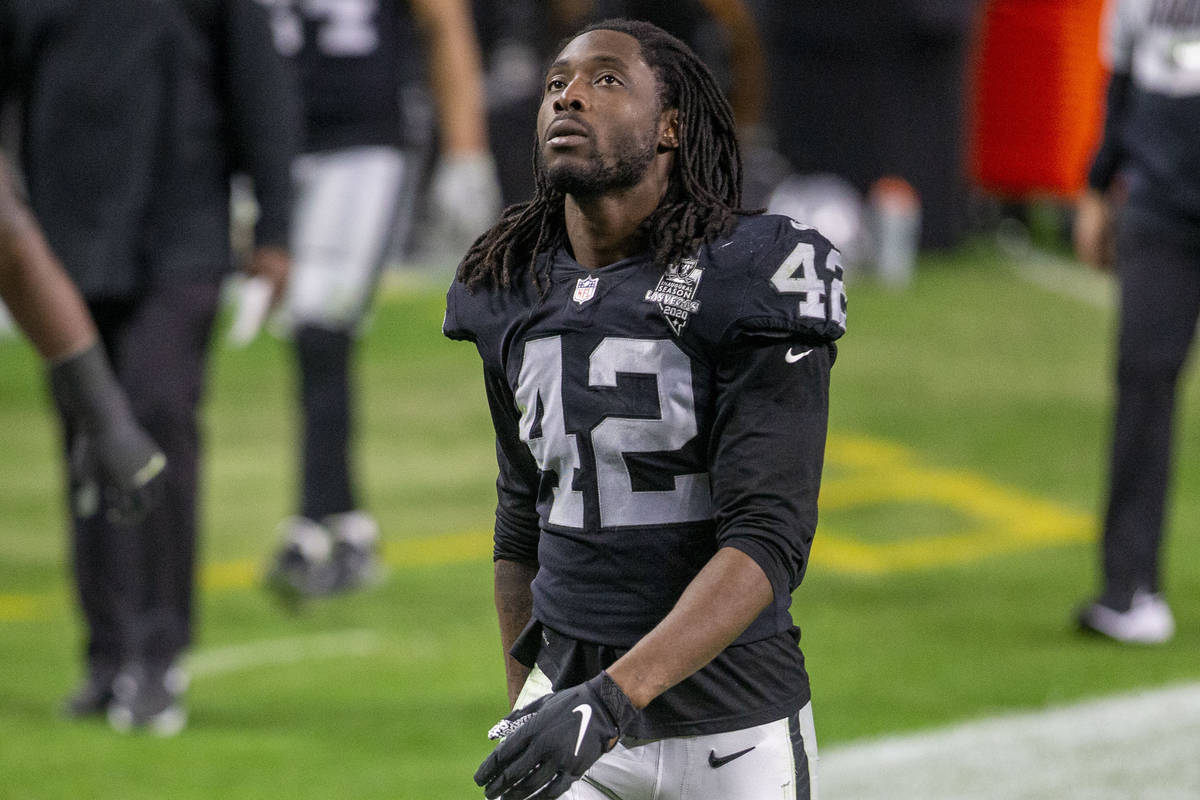 Raiders outside linebacker Cory Littleton (42) looks to the scoreboard as he heads to the locke ...