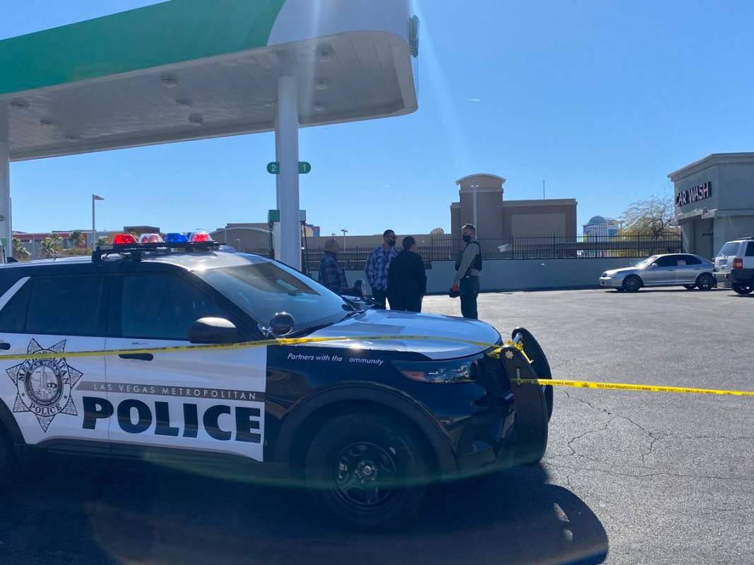 Las Vegas police investigate a stabbing at the Snackers convenience store at Valley View Boulev ...