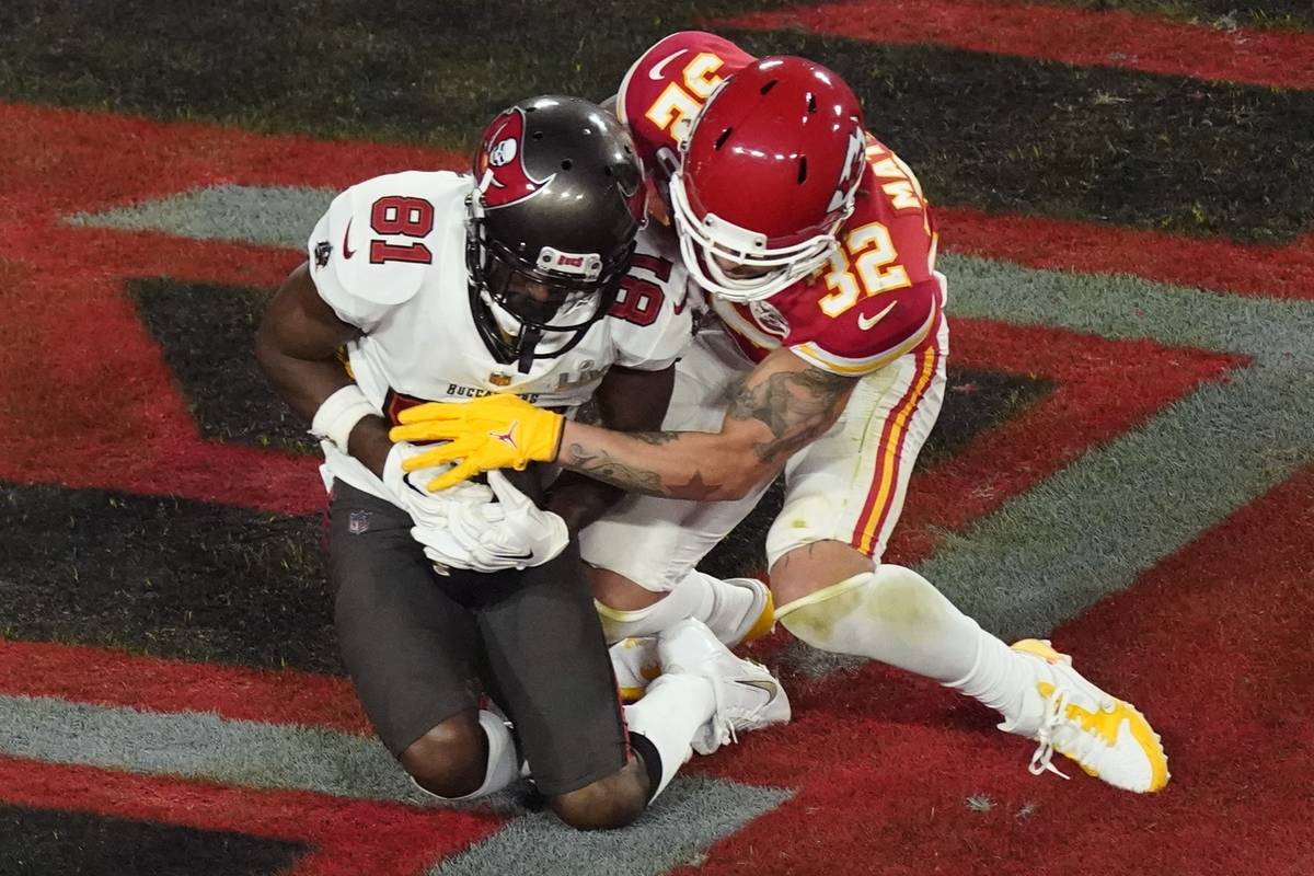 Tampa Bay Buccaneers' Antonio Brown (81) makes a touchdown reception against Kansas City Chiefs ...