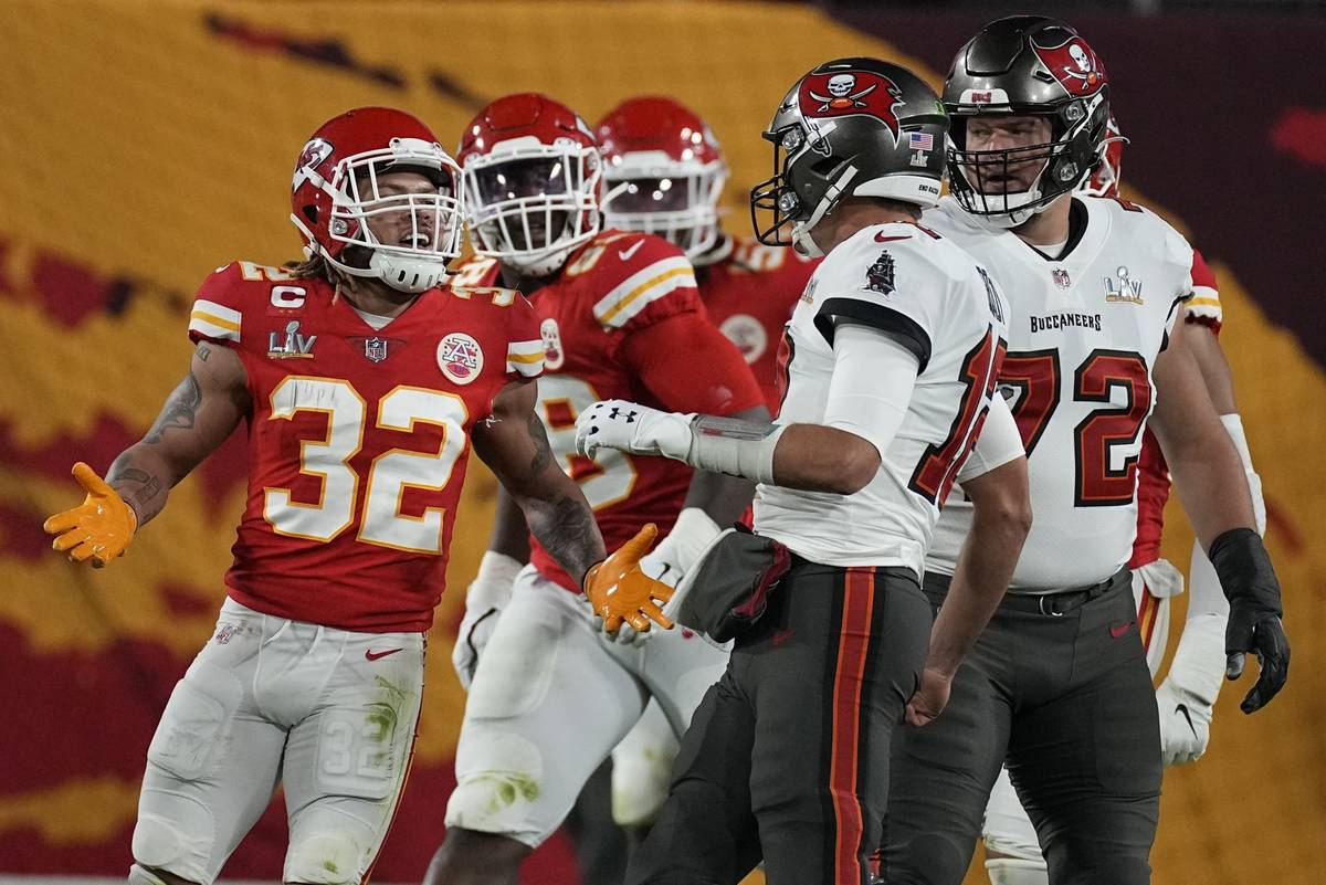 Kansas City Chiefs strong safety Tyrann Mathieu, left, speaks with Tampa Bay Buccaneers quarter ...