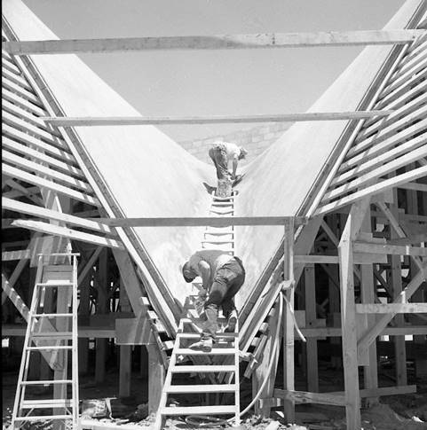Construction of La Concha Motel in Las Vegas designed by architect Paul Revere Williams. (Nevad ...
