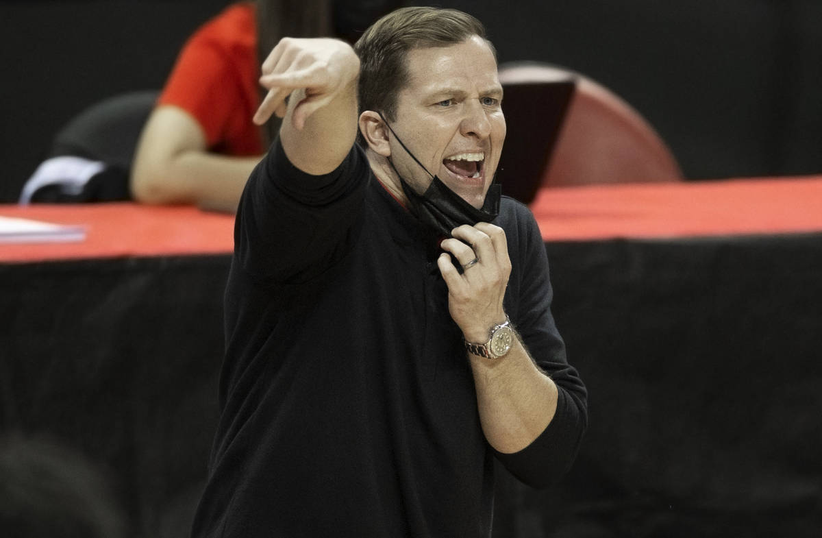 UNLV Rebels head coach T.J. Otzelberger calls a play in the second half during an NCAA men&#xd5 ...