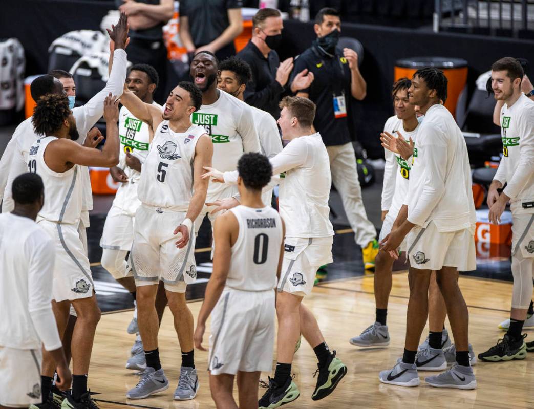 Oregon Ducks guard Chris Duarte (5) gets pumped up with teammates as they ready to face the Ari ...