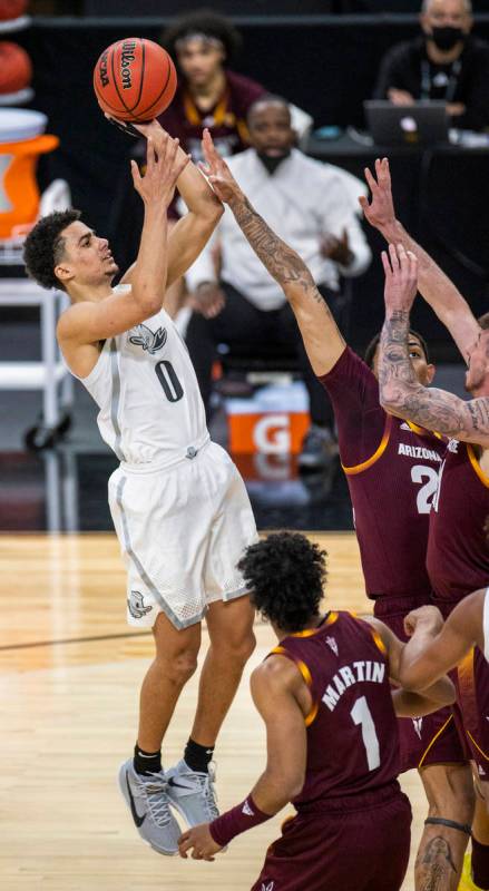 Oregon Ducks guard Chris Duarte (5) elevates for a shot over Arizona State Sun Devils forward J ...