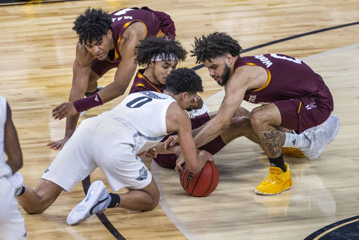 (Clockwise from bottom) Oregon Ducks guard Will Richardson (0) battles for a loose ball with Ar ...
